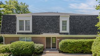 831 Garfield Avenue C, Libertyville, IL 60048