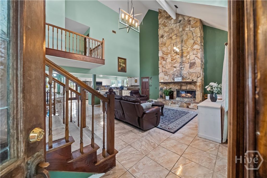 Image 10 of property listing at 121 Oak Creek Court, Richmond Hill, GA 31324