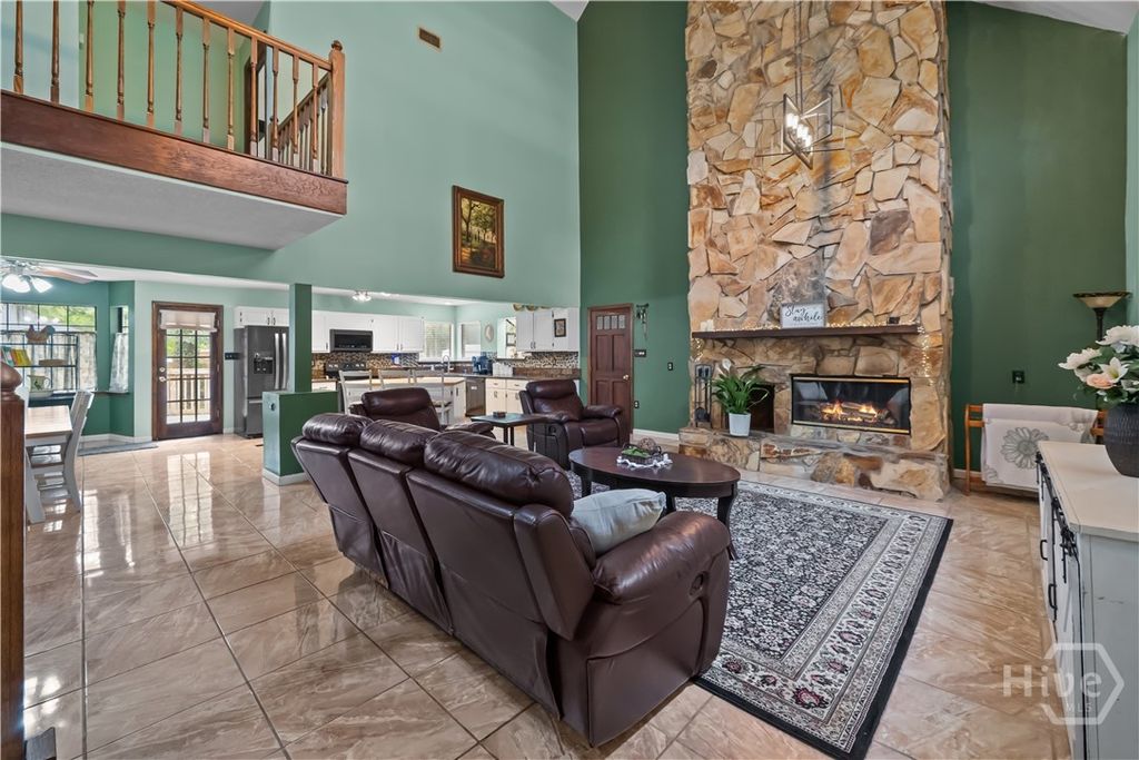 Image 13 of property listing at 121 Oak Creek Court, Richmond Hill, GA 31324