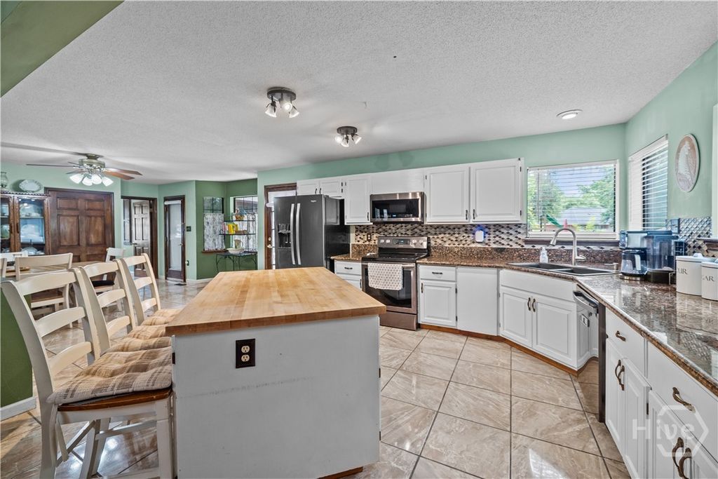 Image 15 of property listing at 121 Oak Creek Court, Richmond Hill, GA 31324