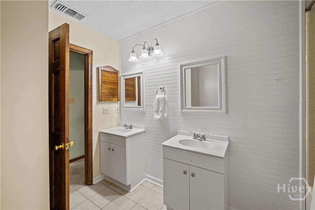 Image 37 of property listing at 121 Oak Creek Court, Richmond Hill, GA 31324