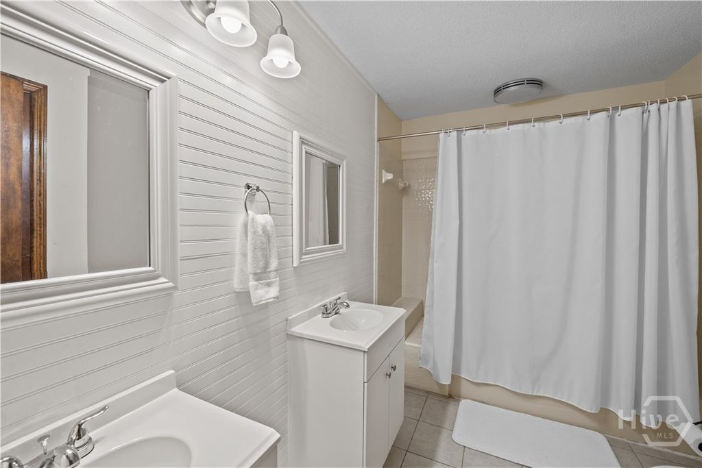 Image 38 of property listing at 121 Oak Creek Court, Richmond Hill, GA 31324