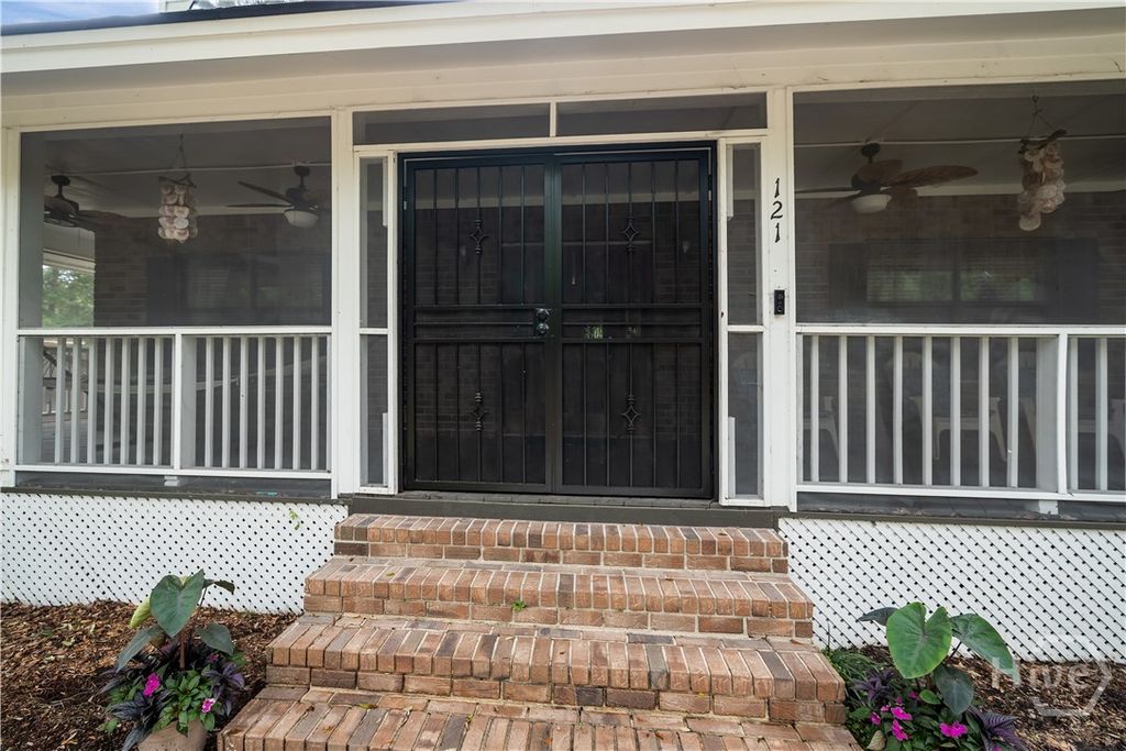 Image 4 of property listing at 121 Oak Creek Court, Richmond Hill, GA 31324