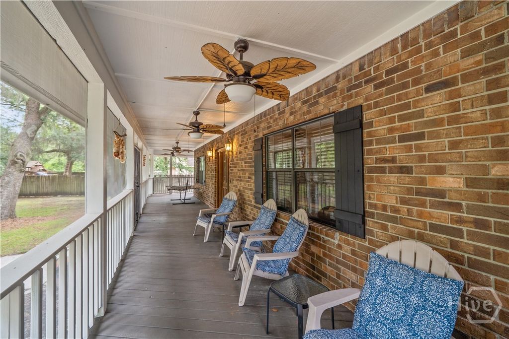 Image 8 of property listing at 121 Oak Creek Court, Richmond Hill, GA 31324