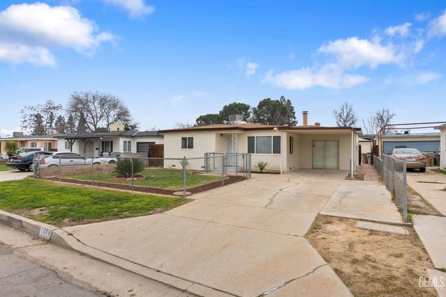 1208 Castaic Avenue, Bakersfield, CA 93308