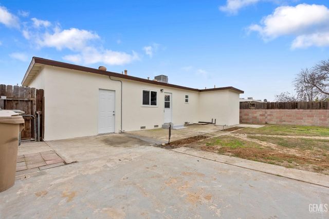 1208 Castaic Avenue, Bakersfield, CA 93308