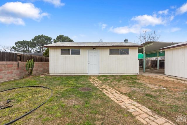 1208 Castaic Avenue, Bakersfield, CA 93308