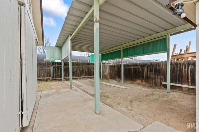 1208 Castaic Avenue, Bakersfield, CA 93308