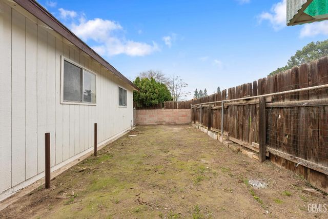 1208 Castaic Avenue, Bakersfield, CA 93308