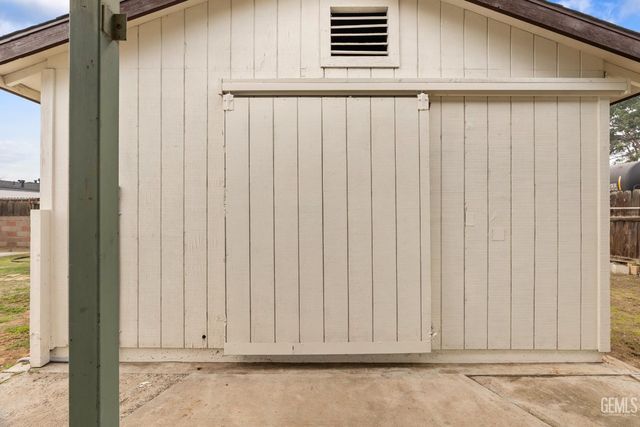 1208 Castaic Avenue, Bakersfield, CA 93308