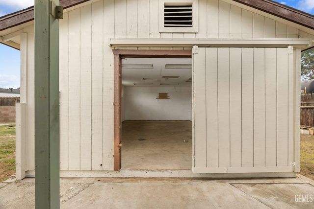 1208 Castaic Avenue, Bakersfield, CA 93308