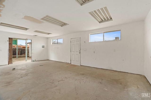 1208 Castaic Avenue, Bakersfield, CA 93308