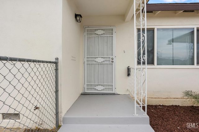 1208 Castaic Avenue, Bakersfield, CA 93308