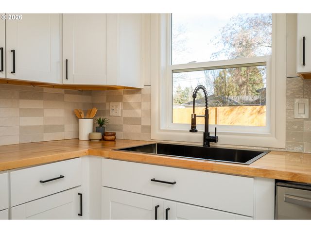 5408 Ne 46th Pl, Portland, OR 97218