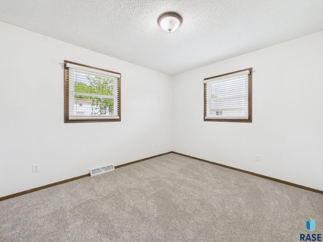 701 S Rohl Dr Drive, Sioux Falls, SD 57103