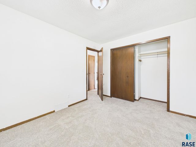701 S Rohl Dr Drive, Sioux Falls, SD 57103