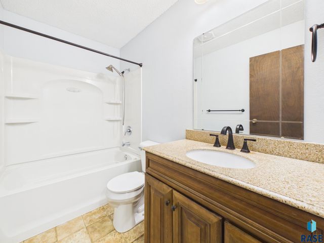 701 S Rohl Dr Drive, Sioux Falls, SD 57103