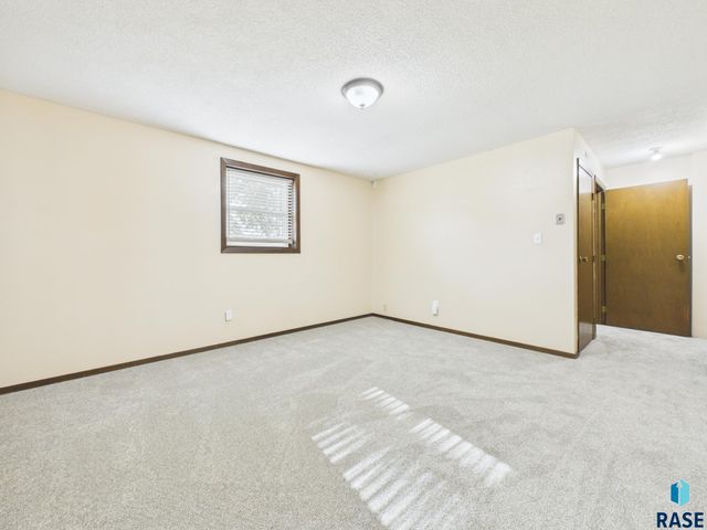 701 S Rohl Dr Drive, Sioux Falls, SD 57103