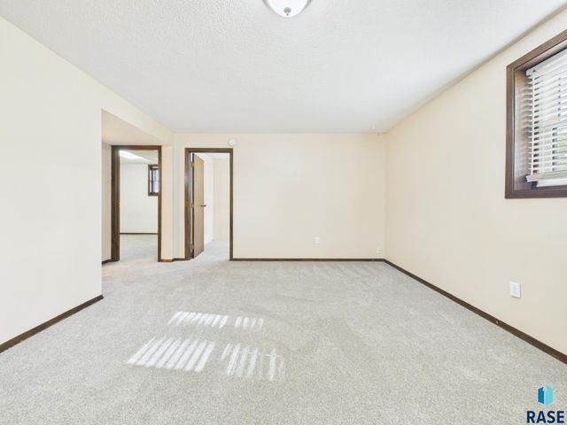701 S Rohl Dr Drive, Sioux Falls, SD 57103