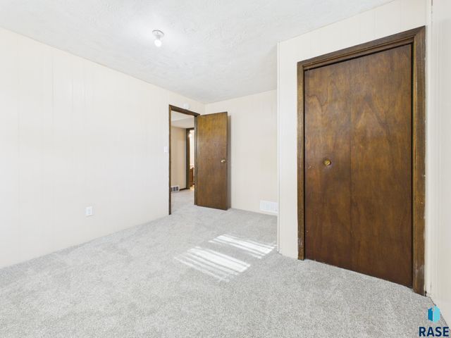 701 S Rohl Dr Drive, Sioux Falls, SD 57103