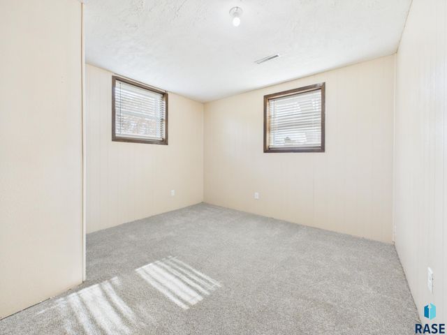 701 S Rohl Dr Drive, Sioux Falls, SD 57103