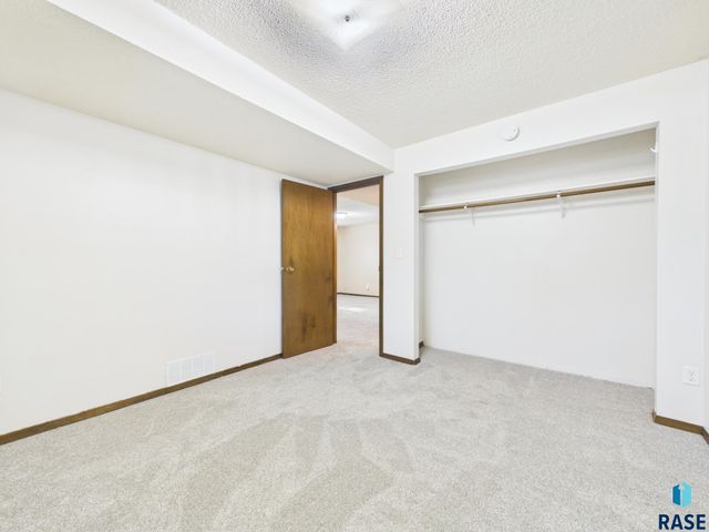 701 S Rohl Dr Drive, Sioux Falls, SD 57103