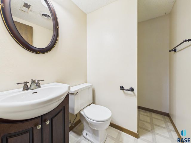701 S Rohl Dr Drive, Sioux Falls, SD 57103