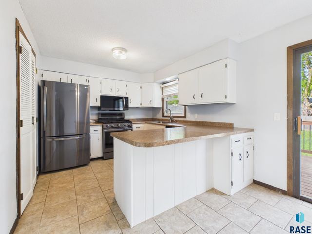 701 S Rohl Dr Drive, Sioux Falls, SD 57103
