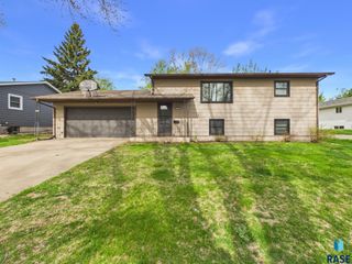 701 S Rohl Dr Drive, Sioux Falls, SD 57103