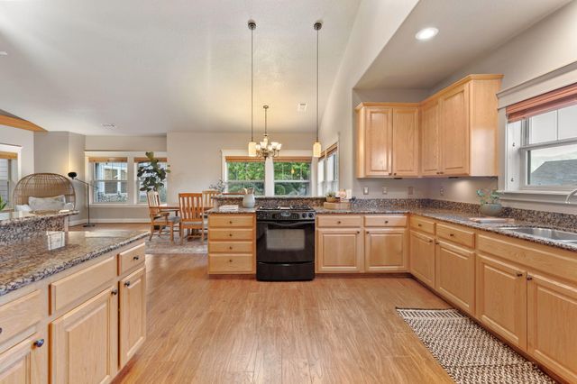 1858 NW Sunview Place, Grants Pass, OR 97526