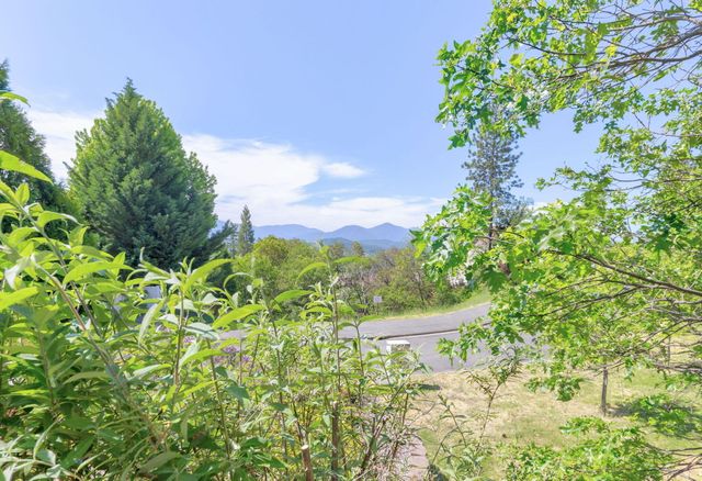 1858 NW Sunview Place, Grants Pass, OR 97526