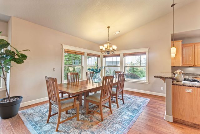 1858 NW Sunview Place, Grants Pass, OR 97526