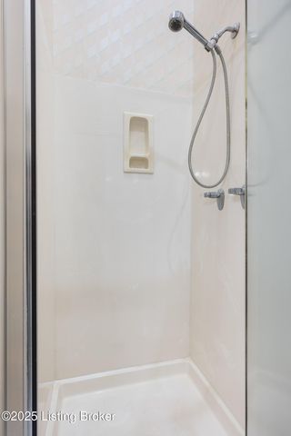 5002 Harrods Landing Dr, Prospect, KY 40059