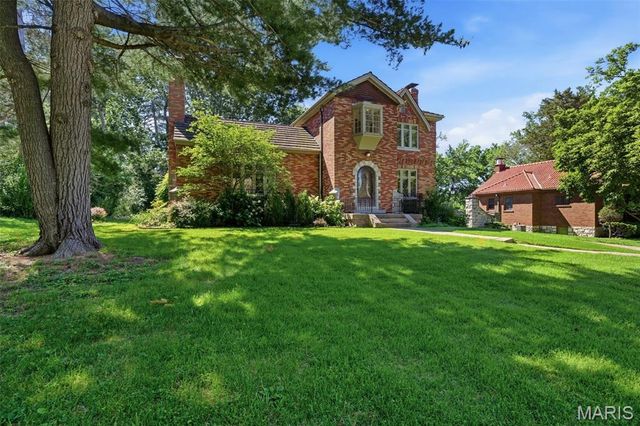 28 Grantwood Lane, St Louis, MO 63123