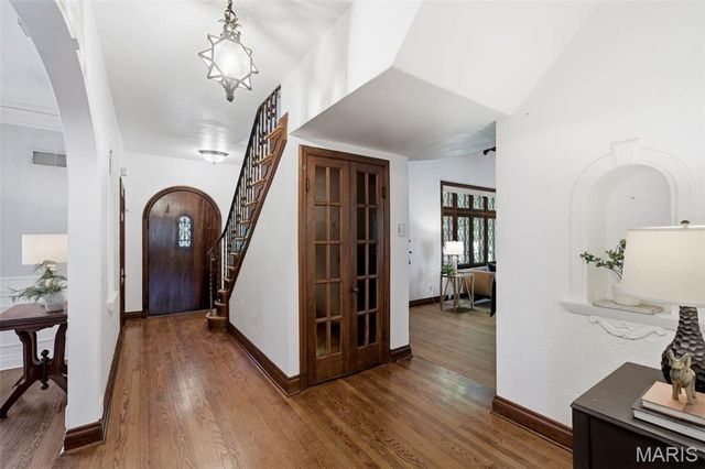 28 Grantwood Lane, St Louis, MO 63123
