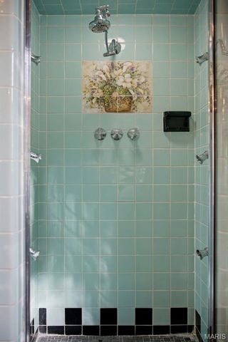 28 Grantwood Lane, St Louis, MO 63123