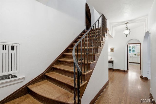 28 Grantwood Lane, St Louis, MO 63123