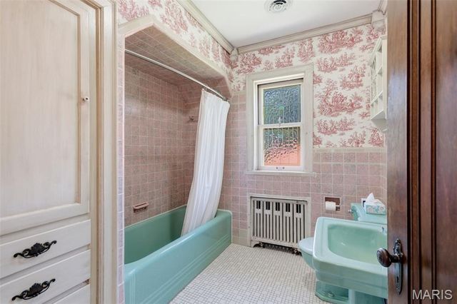 28 Grantwood Lane, St Louis, MO 63123