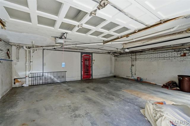 28 Grantwood Lane, St Louis, MO 63123