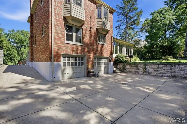 28 Grantwood Lane, St Louis, MO 63123