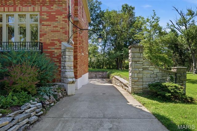 28 Grantwood Lane, St Louis, MO 63123