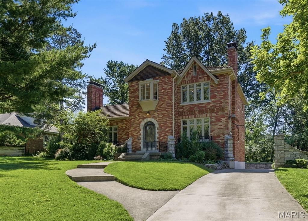 28 Grantwood Lane, St Louis, MO 63123