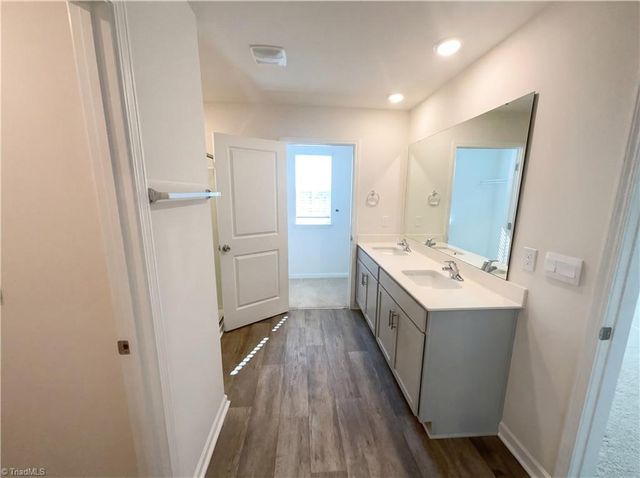 700 Hickory Point Drive, Lexington, NC 27292