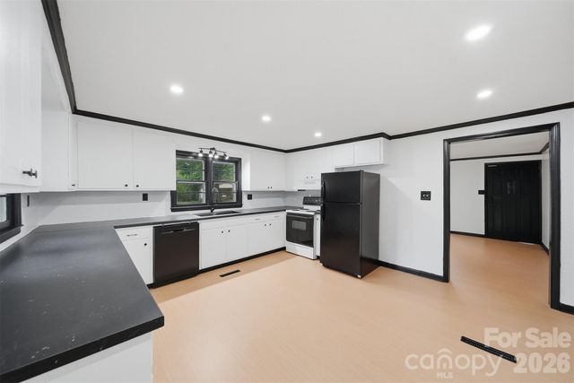 201 Cape Hickory Road, Hickory, NC 28601