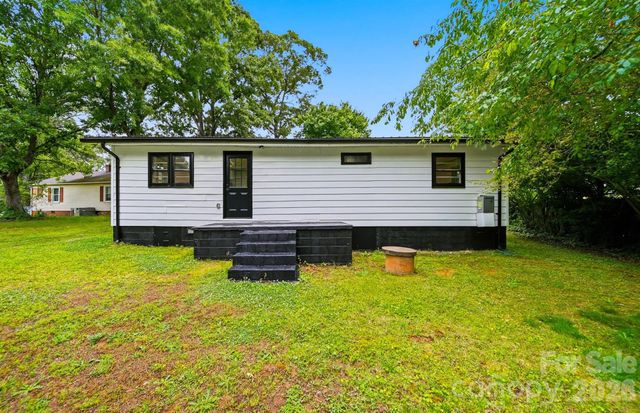201 Cape Hickory Road, Hickory, NC 28601