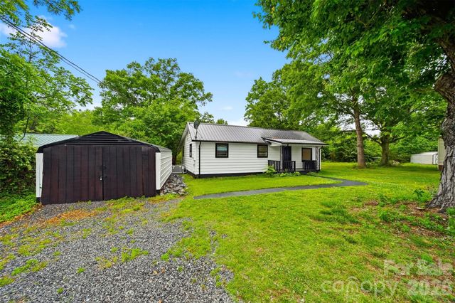 201 Cape Hickory Road, Hickory, NC 28601