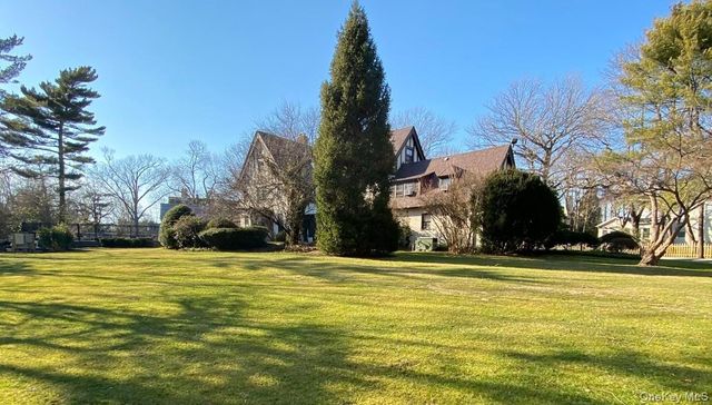 940 Smith Lane, Hewlett Neck, NY 11598