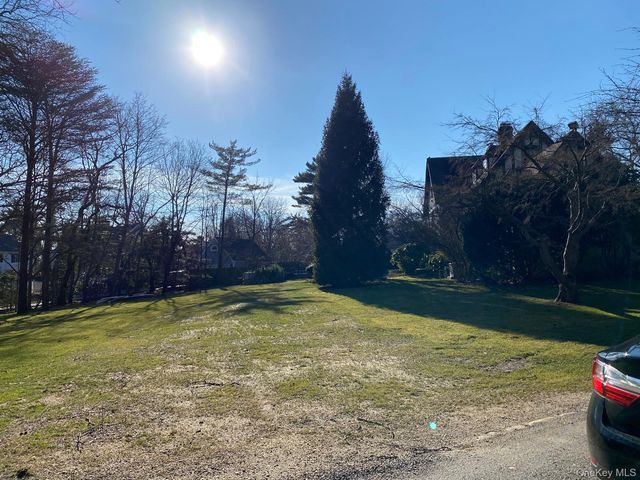 940 Smith Lane, Hewlett Neck, NY 11598