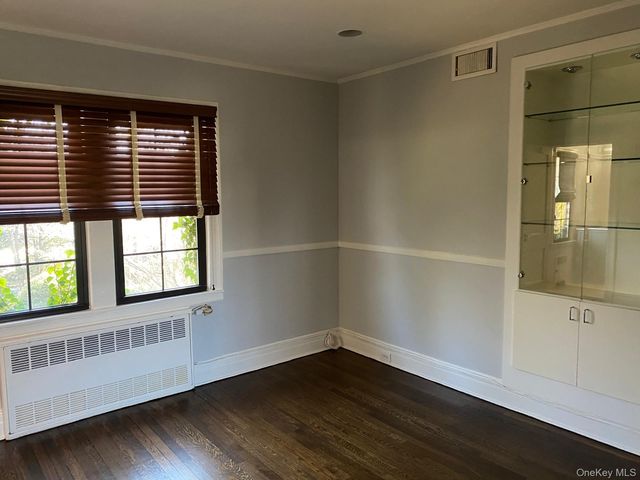 940 Smith Lane, Hewlett Neck, NY 11598