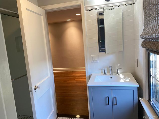 940 Smith Lane, Hewlett Neck, NY 11598